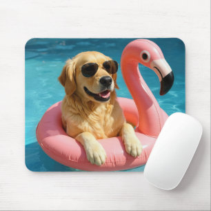 Golden Retriever schwimmt mit Flamingo Mousepad