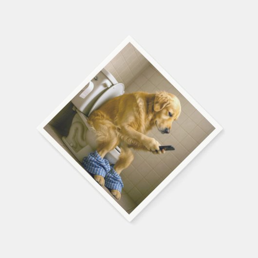 Golden Retriever Sitting On the Toilet Texting Serviette (Ecke)