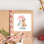 GOLDEN RETRIEVER SNOW MERRY CHRISTMAS CUSTOM TEXT QUADRATISCHER AUFKLEBER<br><div class="desc">Auf der diesjährigen Feier mit einem GOLDEN RETRIVER WITH WEIHNACHTSMANNMÜTZE AND SNOWMAN PET STICKER TAG stehen Sie vor der Tür. Fügen Sie mithilfe der Vorlage eine persönliche Touch mit einer benutzerdefinierten Meldung hinzu. VERWENDEN SIE DIE FÜR TIERLIEBER,  HUND ODER KATZGEBER,  KATZLADY,  KATZKATZPERSONEN ODER JEDEN,  DER SEINEN FREUND LIEBE</div>