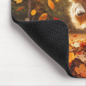 Golden Retriever Springen im Herbst Leaf Pile Mousepad (Ecke)