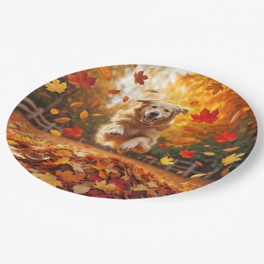 Golden Retriever springt in Leaf Pile Pappteller (Schrägansicht)