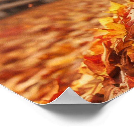 Golden Retriever springt in Leaf Pile Poster (Ecke)