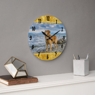 Golden Retriever standing on the blue ocean rocky Große Wanduhr