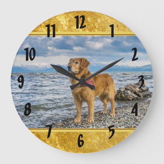 Golden Retriever standing on the blue ocean rocky Große Wanduhr (Vorderseite)