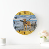 Golden Retriever standing on the blue ocean rocky Große Wanduhr (Zuhause)