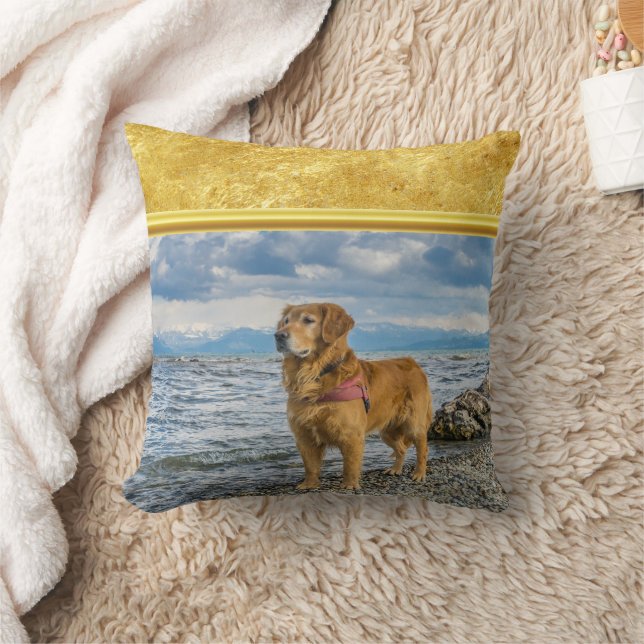 Golden Retriever stehend auf blauem Meeresfelsen Kissen (Decke)