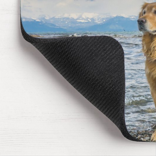 Golden Retriever stehend auf blauem Meeresfelsen Mousepad (Ecke)
