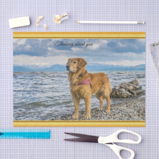 Golden Retriever stehend auf blauem Meeresfelsen Seidenpapier (Handwerk)