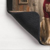 Golden Retriever Tragen ein rotes, müdes Shirt Mousepad (Ecke)