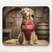 Golden Retriever Tragen ein rotes, müdes Shirt