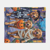 Golden Retriever Trick-or-Treating Halloween Fleecedecke (Vorderseite (Horizontal))