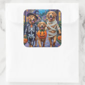 Golden Retriever Trick-or-Treating Halloween Quadratischer Aufkleber (Tasche)