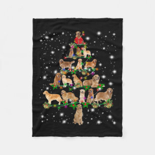 Golden Retriever Weihnachtsbaum abgedeckt durch Fl Fleecedecke