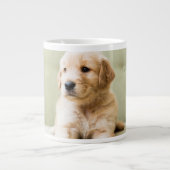 Golden Retriever Welpe auf Couch Jumbo-Tasse (Vorderseite)
