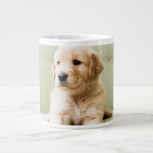 Golden Retriever Welpe auf Couch Jumbo-Tasse