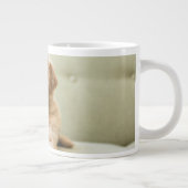 Golden Retriever Welpe auf Couch Jumbo-Tasse (Rechts)