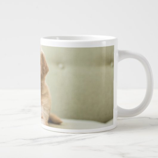 Golden Retriever Welpe auf Couch Jumbo-Tasse (Rechts)