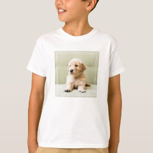Golden Retriever Welpe auf Couch T-Shirt