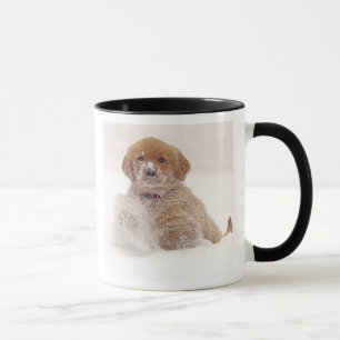 Golden Retriever-Welpe im Schnee Tasse