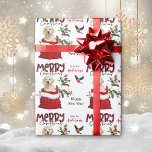 Golden Retriever Welpe in Christmas-Geschenktasche Geschenkpapier<br><div class="desc">Das wiederholte Muster auf diesem niedlichen Weihnachtsverpackungspapier ist ein Bild eines bezaubernden Golden Retriever Welpen, der aus einer rot-weißen Weihnachtsgeschenktüte herausguckt. Hinter ihm steht ein Gezeter aus heiligen und roten Beeren. Ein roter und schwarzer Bullfinch-Vogel wird bald landen. Stilisierter roter und schwarzer Büffel karierter Text sagt MERRY CHRISTMAS", und "Happy...</div>