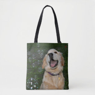 Golden retriever-Welpe in den Blasen Tasche