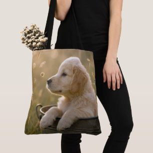 Golden Retriever-Welpe in einem Metall-Eimer Tasche