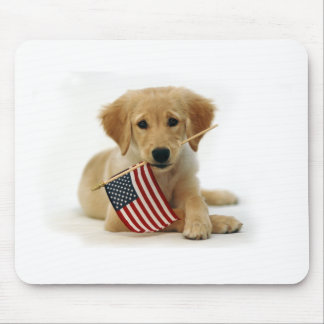 Golden retriever-Welpe und Flagge Mousepad
