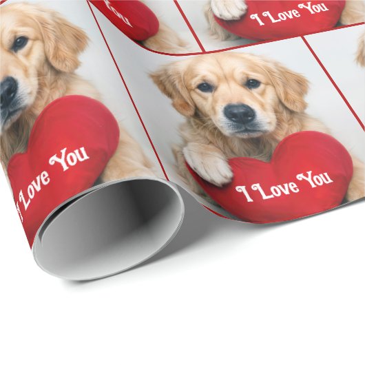 Golden Retriever With a Red Heart Pillow Geschenkpapier (Rolleneckpunkt)