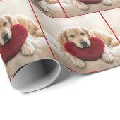 Golden Retriever With a Red Heart Pillow Geschenkpapier (Rolleneckpunkt)