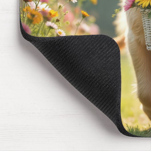 Golden Retriever zu Fuß mit einem Blume-Korb Mousepad (Ecke)