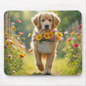 Golden Retriever zu Fuß mit einem Blume-Korb Mousepad (Vorne)
