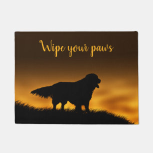 Golden retrieverabwischen Ihre Tatzen Fußmatte