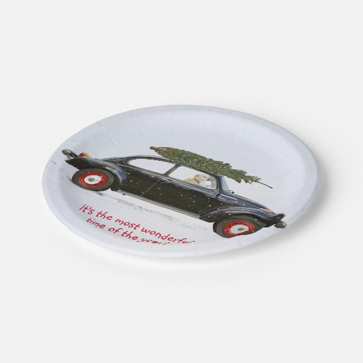 Golden Retrique Hund, der ein altes Auto mit Baum Pappteller (Schrägansicht)