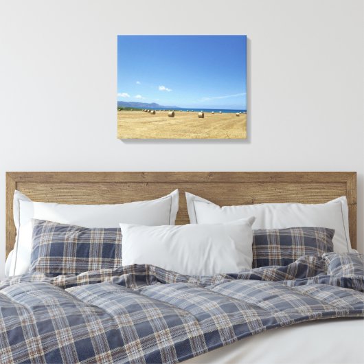 Golden Rolls of Hay and Deep Blue Sea Design Leinwanddruck (Insitu (Schlafzimmer))