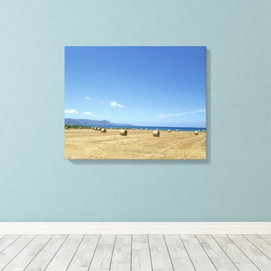 Golden Rolls of Hay and Deep Blue Sea Design Leinwanddruck (Insitu (Holzboden))