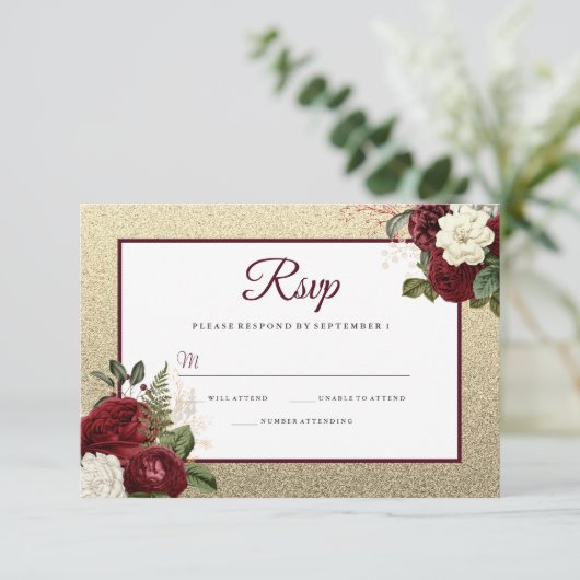 Golden Romantic Burgundy Floral Wedding RSVP Karte (Stehend Vorderseite)