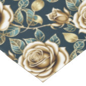 Golden Roses With a Metallic Finish Tischdecke (Schrägansicht)