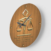 Golden Scales of Justice on Teak (Personalisiert) Große Wanduhr (Winkel)