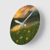 Golden Serenity: Mountain Lake Runde Wanduhr (Winkel)