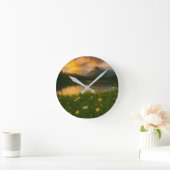 Golden Serenity: Mountain Lake Runde Wanduhr (Zuhause)