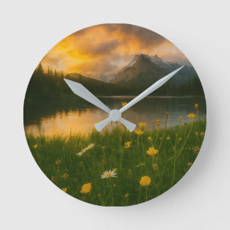 Golden Serenity: Mountain Lake Runde Wanduhr