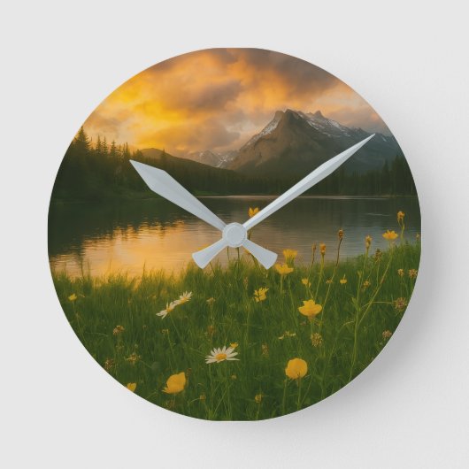 Golden Serenity: Mountain Lake Runde Wanduhr (Vorderseite)