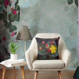 Golden St. John's Wort Floral Throw Kissen