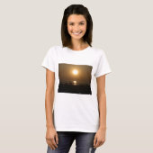 Golden Summer Sunset Reflektion am Strand T-Shirt (Vorne ganz)