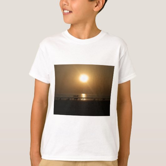 Golden Summer Sunset Reflektion am Strand T-Shirt (Vorderseite)