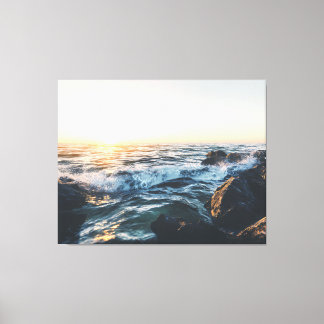 Golden Sunset Ocean Waves on Rocks Serene Seascape Leinwanddruck