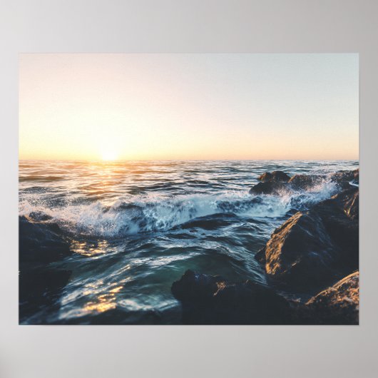 Golden Sunset Ocean Waves on Rocks Serene Seascape Poster (Vorne)