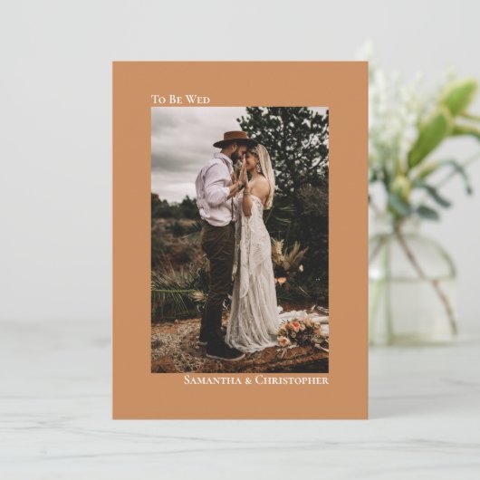 Golden Tan Camel Minimalistisches vertikales Foto Einladung (Stehend Vorderseite)