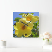Golden Trumpet Flowers I Quadratische Wanduhr (Zuhause)