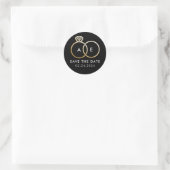 Golden Wedding Rings on Black Save the Date Runder Aufkleber (Tasche)